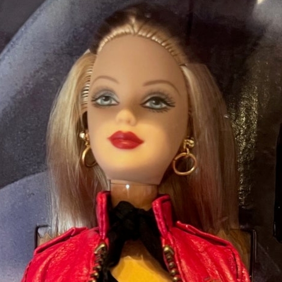 Barbie Ferrari Doll in Leather Suit Outfit Collector Edition 2000 Mattel 28534 - Picture 5 of 14